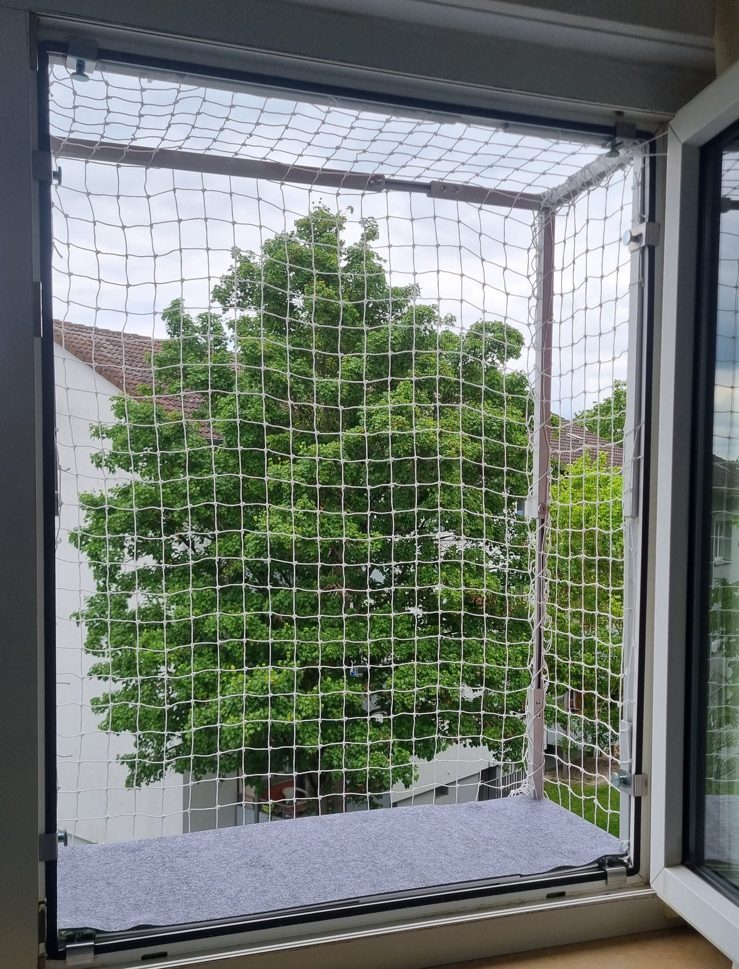 Verstellbarer Katzenbalkon für Fensteröffnungen